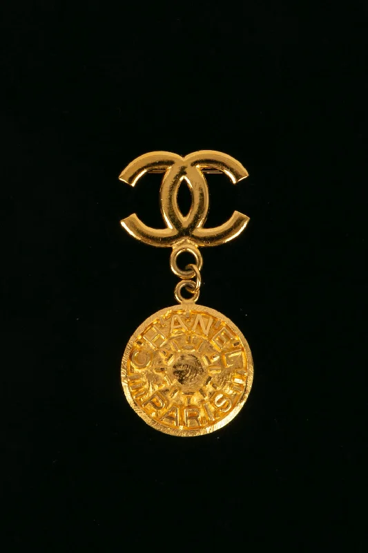 Huge Savings On Timeless Jewelry Collections Broche dorée Chanel 1995