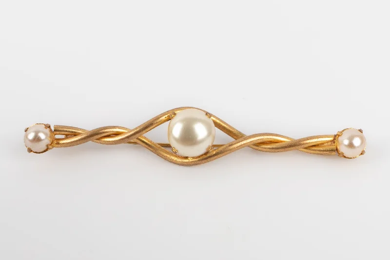 Limited-Time Offer On Elegant Jewelry Pieces Broche dorée Chanel