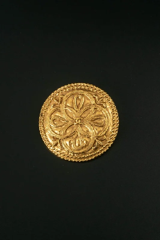 Trending Jewelry Styles Now At Limited-Time Discounts Broche en métal doré Chanel