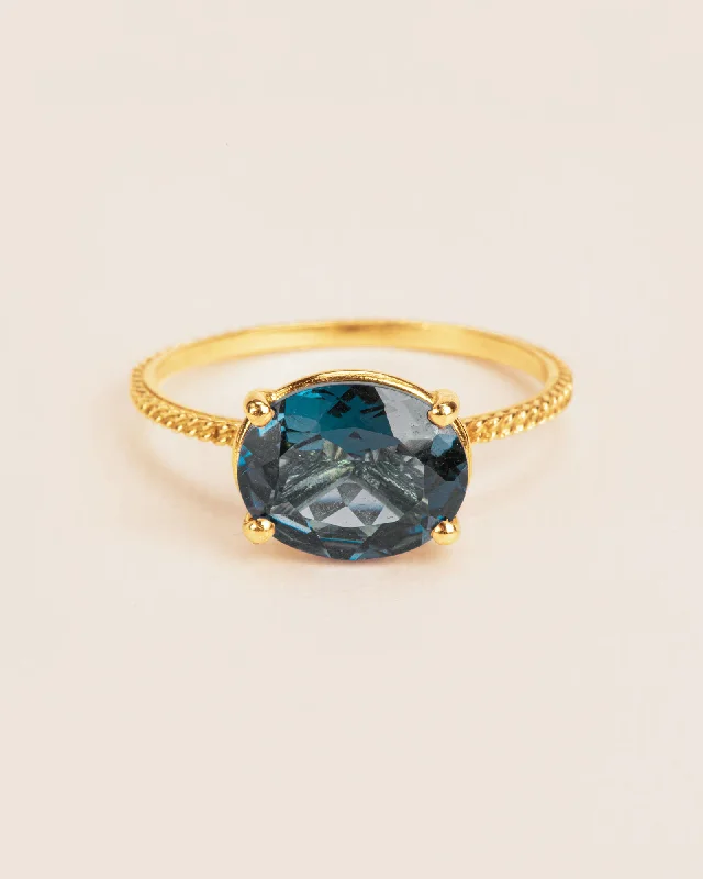 Seasonal Jewelry Deals – Elevate Your Style Chain 18K Gold Ring w. Topaz