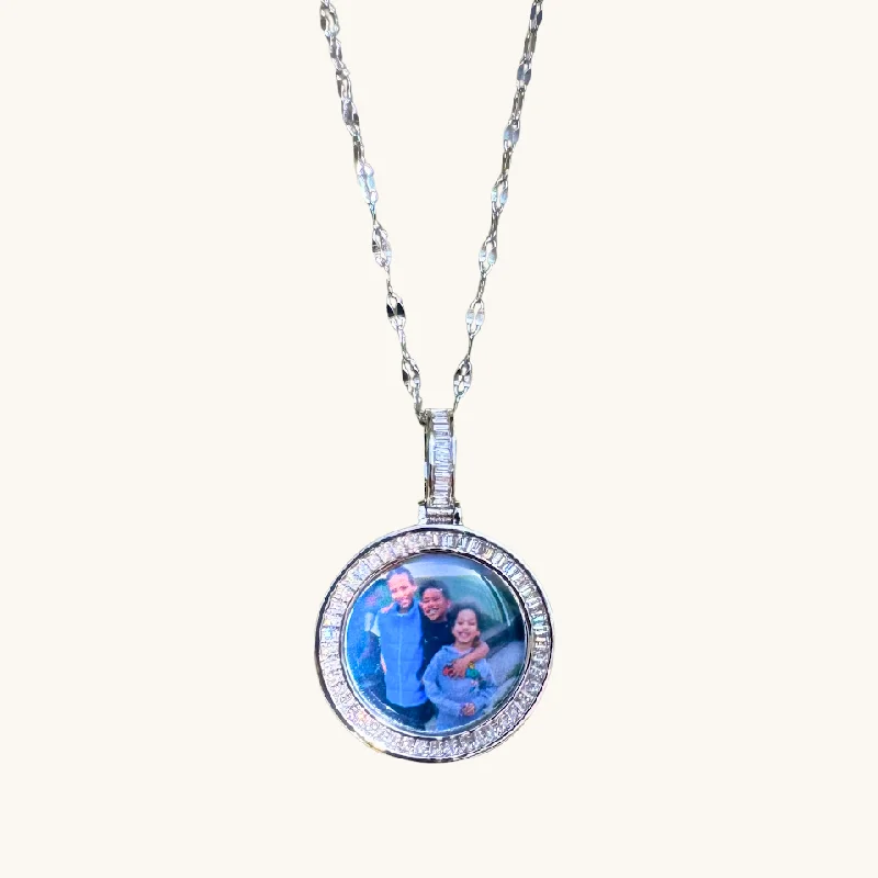 Fashion-Forward Geometric Jewelry For Contemporary Style Silver Small Medallion Picture Necklace Fashion-Forward Geometric Jewelry For Contemporary Style Silver Small Medallion Picture Necklace