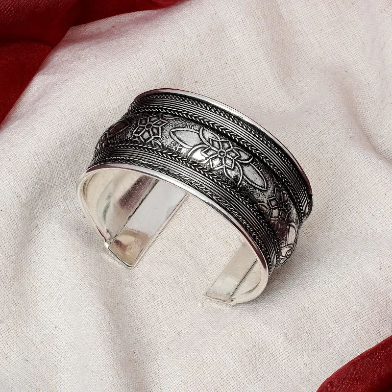 Unmissable Jewelry Clearance – Final Reductions Teejh Hamsah Silver Oxidised Cuff Bracelet Unmissable Jewelry Clearance – Final Reductions Teejh Hamsah Silver Oxidised Cuff Bracelet
