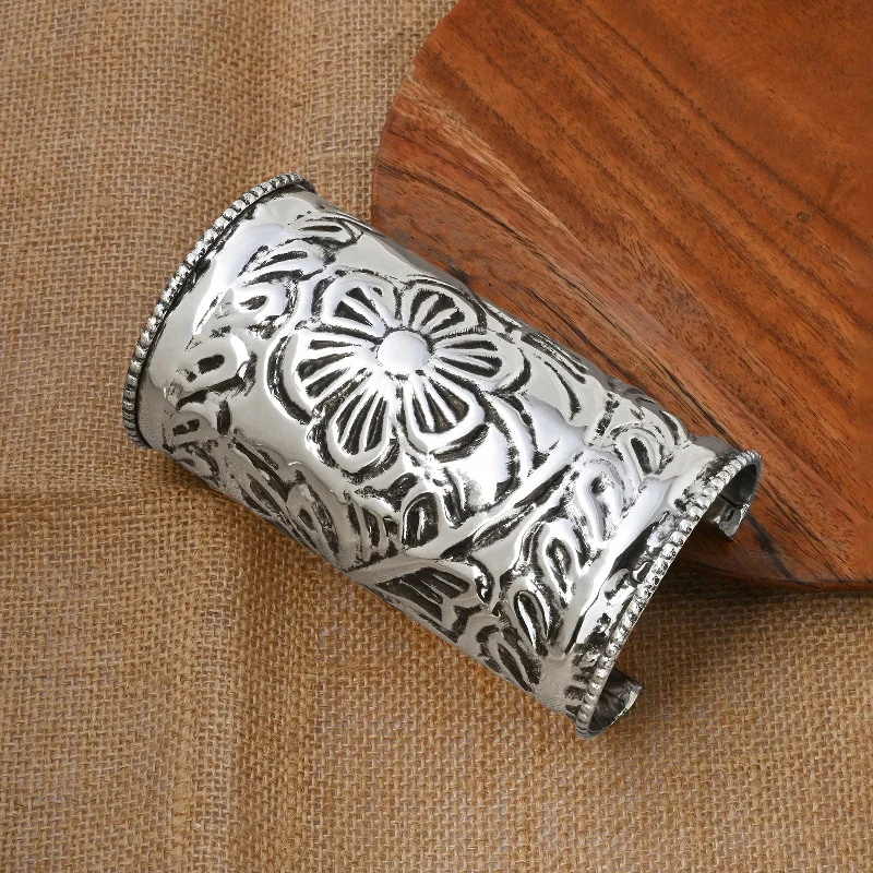 Dazzle With Discounts – Shop Jewelry On Sale Teejh Kiarah Silver Oxidised Cuff Bracelet Dazzle With Discounts – Shop Jewelry On Sale Teejh Kiarah Silver Oxidised Cuff Bracelet